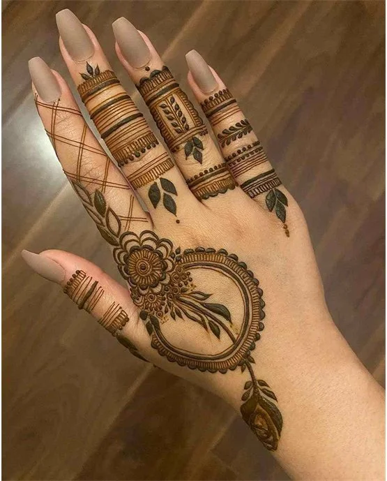 Gorgeous Chevron Effect On Back Hand Mehndi Design